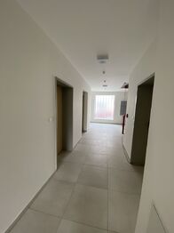 chodba domu - Pronájem bytu 1+kk v osobním vlastnictví 46 m², Plzeň