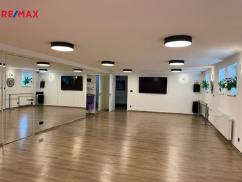 Pronájem obchodních prostor 398 m², Zubří