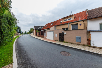 Pohled na dům a silnici - Prodej domu 78 m², Praha 10 - Uhříněves