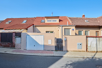 Pohled na dům z ulice. - Prodej domu 78 m², Praha 10 - Uhříněves 