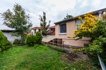 Pohled na dům ze zahrady - Prodej domu 78 m², Praha 10 - Uhříněves