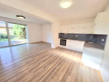 Obývací pokoj a kuchyně - Pronájem bytu 3+1 v osobním vlastnictví 150 m², Zruč-Senec