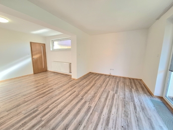 Obývací pokoj a kuchyně - Pronájem bytu 3+1 v osobním vlastnictví 150 m², Zruč-Senec