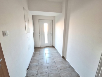 Předsíň - Pronájem bytu 3+1 v osobním vlastnictví 150 m², Zruč-Senec
