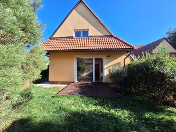 Pohled na dům ze zahrady - Pronájem bytu 3+1 v osobním vlastnictví 150 m², Zruč-Senec 