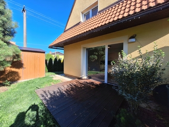 Zahrada s terasou - Pronájem bytu 3+1 v osobním vlastnictví 150 m², Zruč-Senec