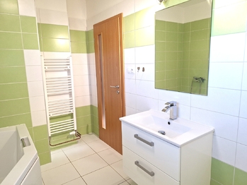 Koupelna - Pronájem bytu 3+1 v osobním vlastnictví 150 m², Zruč-Senec