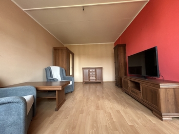 Obývací pokoj - Prodej bytu 2+1 v družstevním vlastnictví 65 m², Milovice 