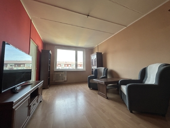 Obývací pokoj - Prodej bytu 2+1 v družstevním vlastnictví 65 m², Milovice