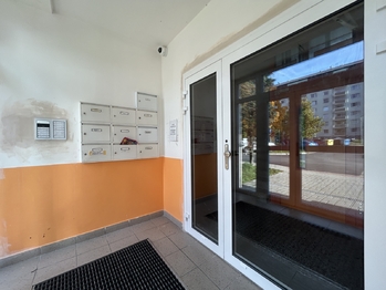 Vstupní portál - Prodej bytu 2+1 v družstevním vlastnictví 65 m², Milovice