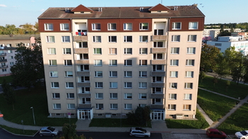 Pohled na dům - Prodej bytu 2+1 v družstevním vlastnictví 65 m², Milovice