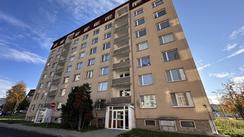 Pohled na dům - Prodej bytu 2+1 v družstevním vlastnictví 65 m², Milovice