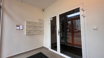 Vstupní portál - Prodej bytu 2+1 v družstevním vlastnictví 65 m², Milovice