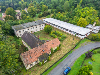 Ptačí pohled na všechny budovy - Prodej ubytovacího zařízení 500 m², Děkov 