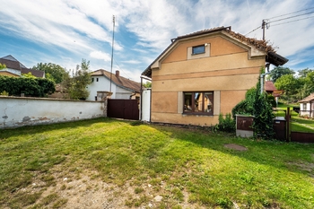 vjezd na pozemek - Prodej zemědělského objektu 218 m², Kojice