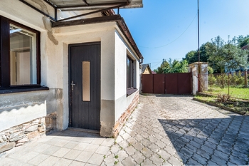 Budova 1 vchod a předsíň - Prodej zemědělského objektu 218 m², Kojice