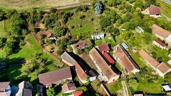 celkový pohled na nemovitosti a pozemek - Prodej zemědělského objektu 218 m², Kojice