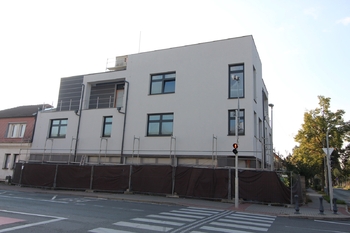 pohled na dům - Pronájem komerčního prostoru 20 m², Praha 9 - Horní Počernice