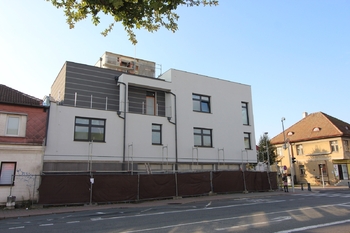 pohled na dům - Pronájem komerčního prostoru 20 m², Praha 9 - Horní Počernice
