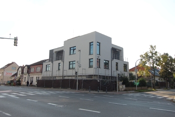 pohled na dům - Pronájem komerčního prostoru 20 m², Praha 9 - Horní Počernice