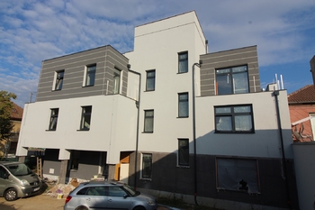pohled na dům - Pronájem komerčního prostoru 20 m², Praha 9 - Horní Počernice