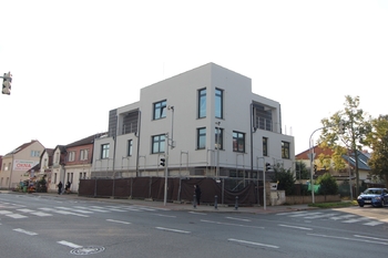 pohled na dům - Pronájem bytu 3+kk v osobním vlastnictví 86 m², Praha 9 - Horní Počernice