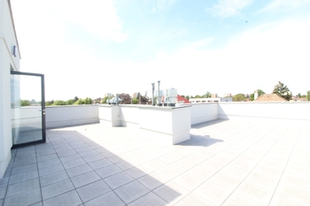 společná střešní terasa - Pronájem bytu 3+kk v osobním vlastnictví 86 m², Praha 9 - Horní Počernice