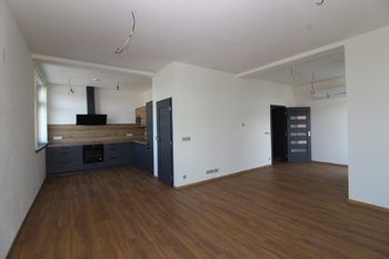obývací pokoj s kuchyňským koutem koutem - Pronájem bytu 3+kk v osobním vlastnictví 86 m², Praha 9 - Horní Počernice