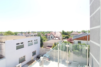výhled z pokoje 1 - Pronájem bytu 3+kk v osobním vlastnictví 86 m², Praha 9 - Horní Počernice