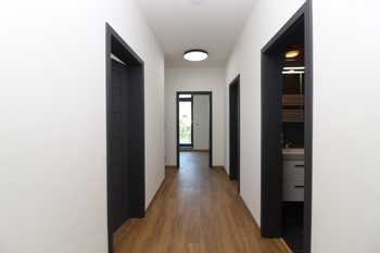 chodba bytu - Pronájem bytu 3+kk v osobním vlastnictví 86 m², Praha 9 - Horní Počernice