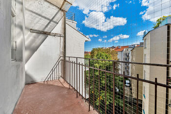 Balkon do vnitrobloku - Prodej bytu 3+1 v osobním vlastnictví 95 m², Praha 6 - Bubeneč