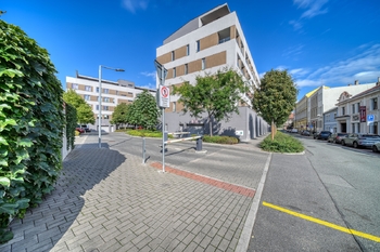 pohled na dům - Pronájem bytu 1+kk v osobním vlastnictví 31 m², Kolín 