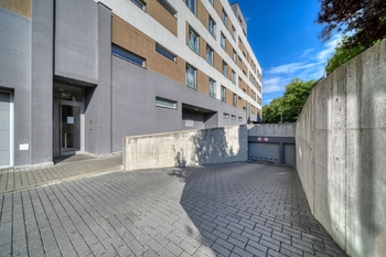 vjezd do garáže - Pronájem bytu 1+kk v osobním vlastnictví 31 m², Kolín