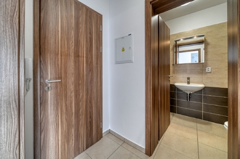 pohled z předsíně do koupelny - Pronájem bytu 1+kk v osobním vlastnictví 31 m², Kolín