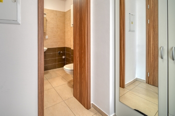 pohled z předsíně do koupelny - Pronájem bytu 1+kk v osobním vlastnictví 31 m², Kolín