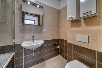 koupelna - Pronájem bytu 1+kk v osobním vlastnictví 31 m², Kolín