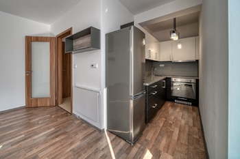 pohled z pokoje do kuchyně - Pronájem bytu 1+kk v osobním vlastnictví 31 m², Kolín