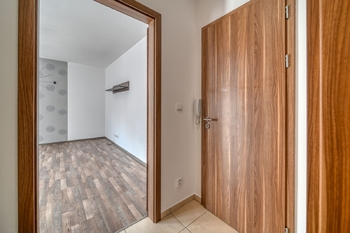 pohled z předsíně do pokoje - Pronájem bytu 1+kk v osobním vlastnictví 31 m², Kolín