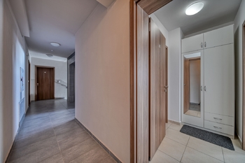 pohled z chodby do předsíně - Pronájem bytu 1+kk v osobním vlastnictví 31 m², Kolín
