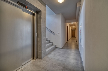 chodba s výtahem - Pronájem bytu 1+kk v osobním vlastnictví 31 m², Kolín