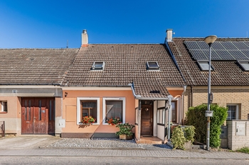 Pohled na dům od hlavní silnice. - Prodej domu 123 m², Žíšov