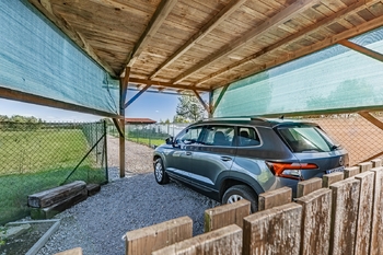 Kryté parkovací stání za zahradou. - Prodej domu 123 m², Žíšov