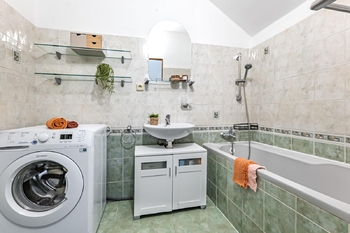 Koupelna v přízemí. - Prodej domu 123 m², Žíšov