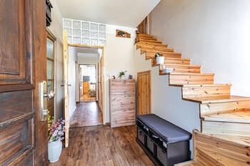 Předsíň + vchod do patra. - Prodej domu 123 m², Žíšov