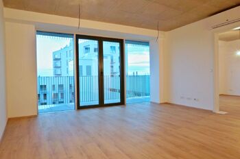Obývací pokoj 26,2 m2 s kuchyňským koutem, vstup na balkon - Pronájem bytu 2+kk v osobním vlastnictví 55 m², Brno 