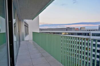 Balkon přístupný z obývacího pokoje i z ložnice - Pronájem bytu 2+kk v osobním vlastnictví 55 m², Brno