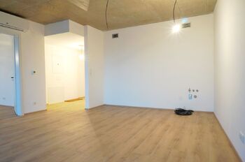 Obývací pokoj 26,2 m2 s kuchyňským koutem, vstup na balkon - Pronájem bytu 2+kk v osobním vlastnictví 55 m², Brno
