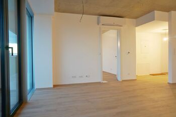 Obývací pokoj 26,2 m2 s kuchyňským koutem, vstup na balkon - Pronájem bytu 2+kk v osobním vlastnictví 55 m², Brno