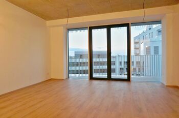 Obývací pokoj 26,2 m2 s kuchyňským koutem, vstup na balkon - Pronájem bytu 2+kk v osobním vlastnictví 55 m², Brno