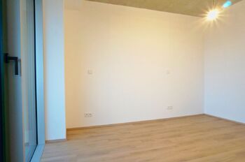 Ložnice 15,9 m2 se vstupem na balkon - Pronájem bytu 2+kk v osobním vlastnictví 55 m², Brno